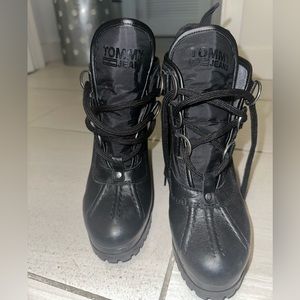 TOMMY JEAN black booties